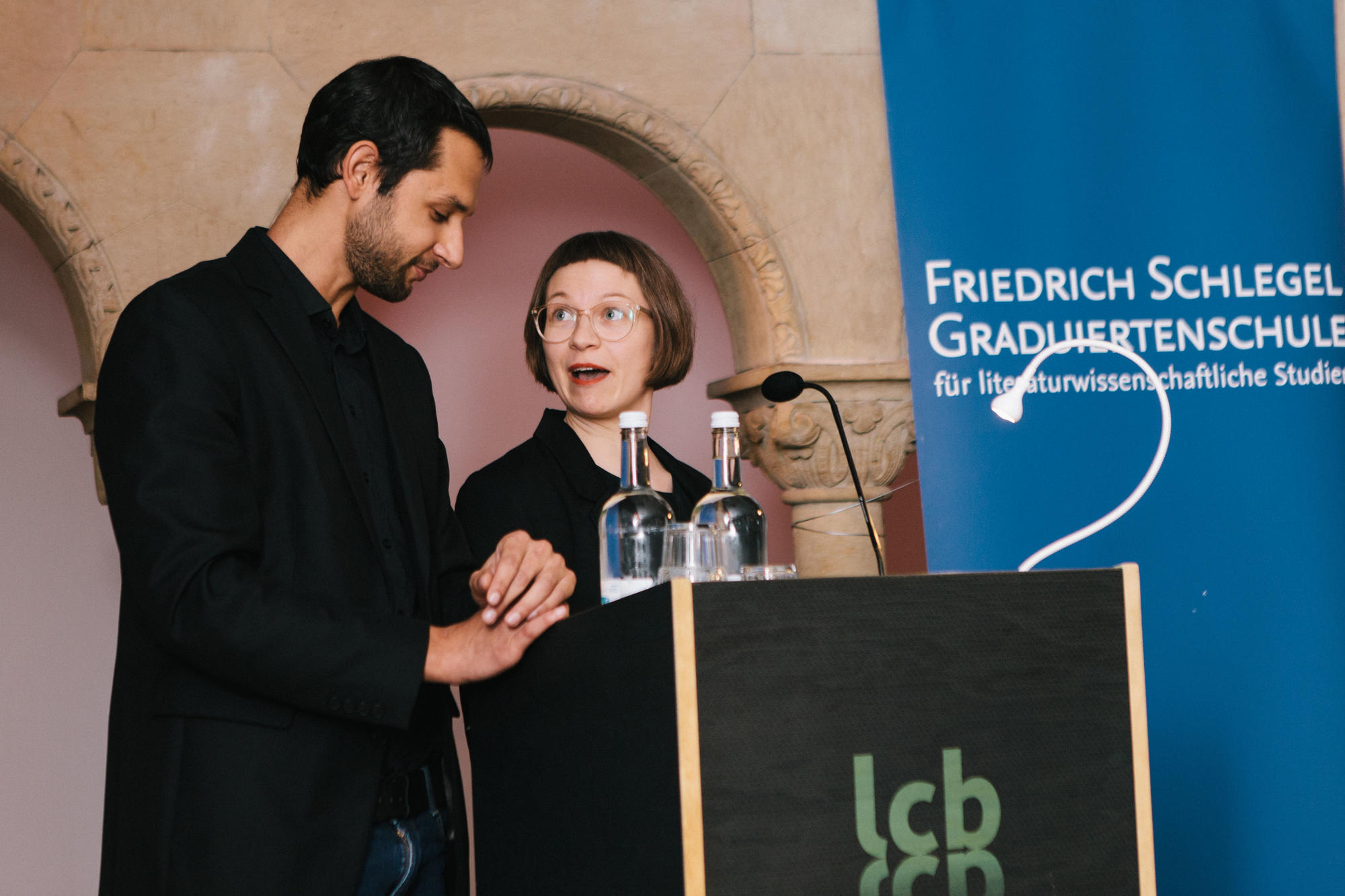 „Eine Festrede ist eine notorisch schwierige Gattung": Alumnus Roman Kuhn und die Stipendiatin des aktuellen Jahrgangs Barbara Bausch berichteten über die Friedrich Schlegel Graduiertenschule.