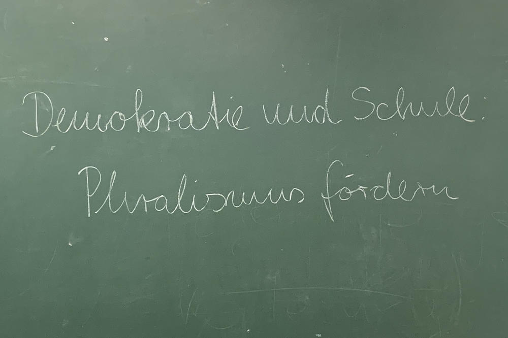 Meinungspluralismus im Rahmen der freiheitlich-demokratischen Grundordnung: Die Dahlem Research School tritt dafür ein, dass zukünftige Lehrkräfte in der Ausbildung auf kontroverse Diskussionen im Klassenzimmer vorbereitet werden.