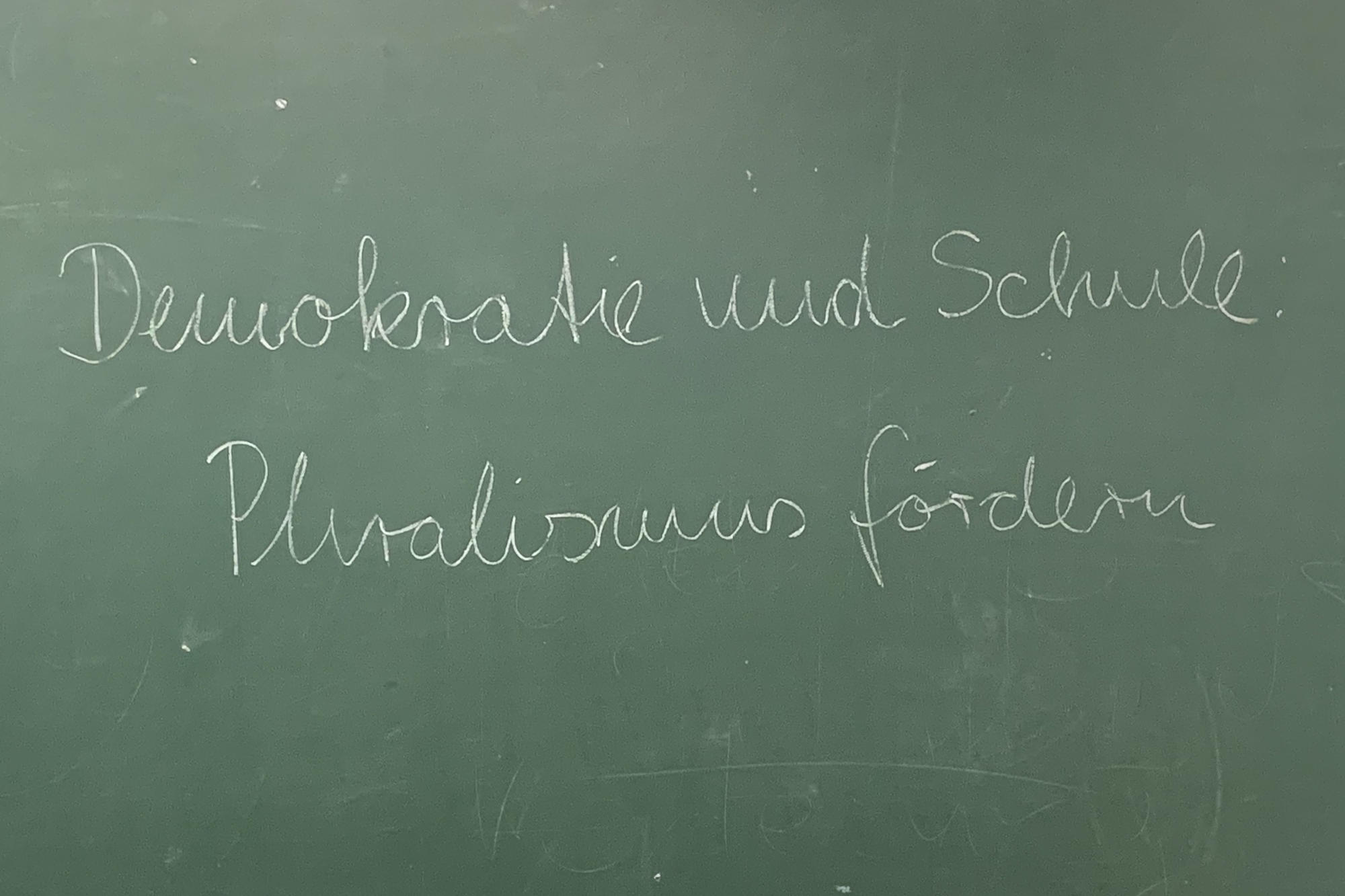 Meinungspluralismus im Rahmen der freiheitlich-demokratischen Grundordnung: Die Dahlem Research School tritt dafür ein, dass zukünftige Lehrkräfte in der Ausbildung auf kontroverse Diskussionen im Klassenzimmer vorbereitet werden.