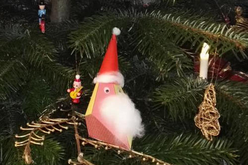 ... zu anderen, mal als Weihnachtsbaumschmuck, ...