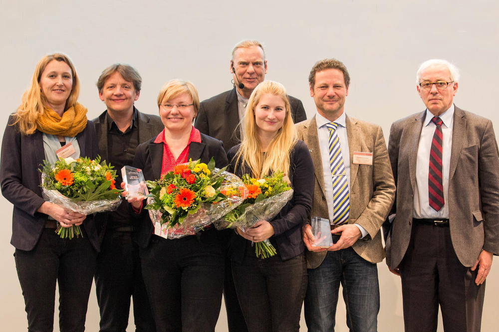 Stolz nahm das QuerVet-Team die Auszeichnung entgegen. V.l.n.r.: Jeelka Reinhardt, Stephan Birk, Claudia Hautzinger, Frank Siepmann, Veronica Duckwitz, Prof. Dr. Marcus Doherr, Prof. Dr. Nicolas Apostolopoulos.