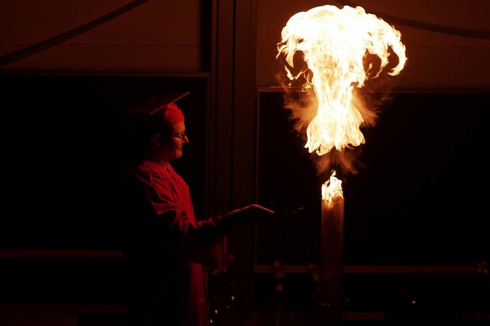„Harry Potter“ zog sich als Thema durch die diesjährige Chemie-Weihnachtsvorlesung. Johann Spandl war passend angezogen und ließ es richtig krachen.