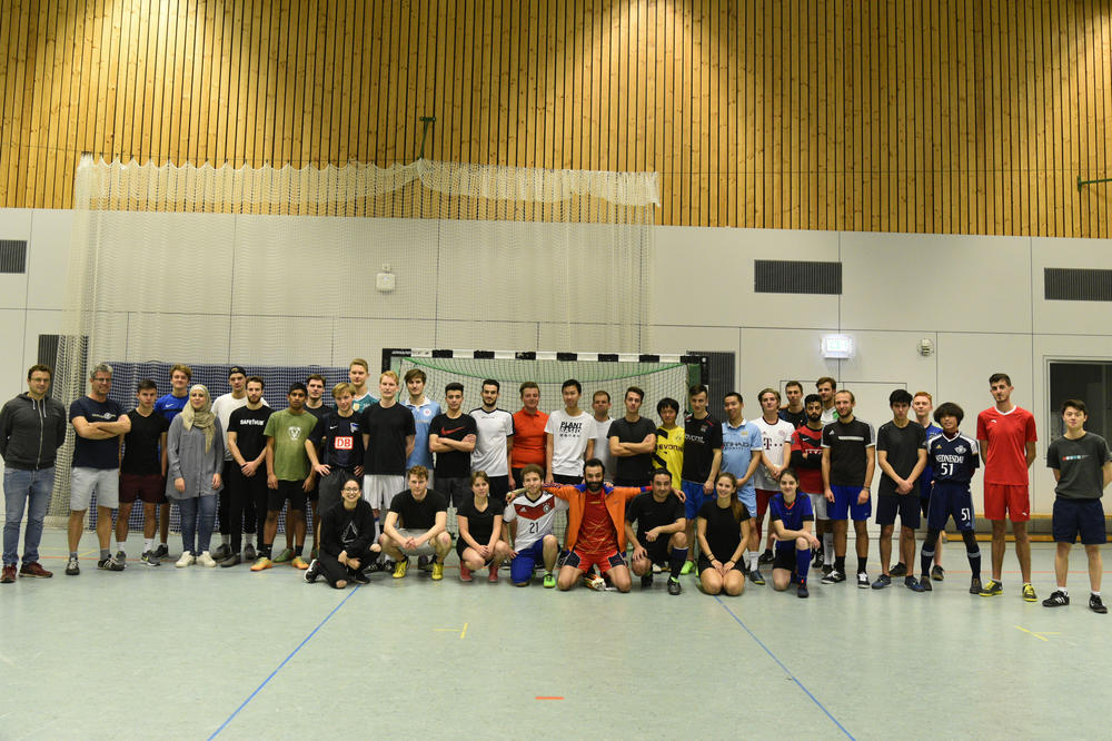 Den Ball im Blick: die Teilnehmerinnen und Teilnehmer des Welcome Soccer Cup.