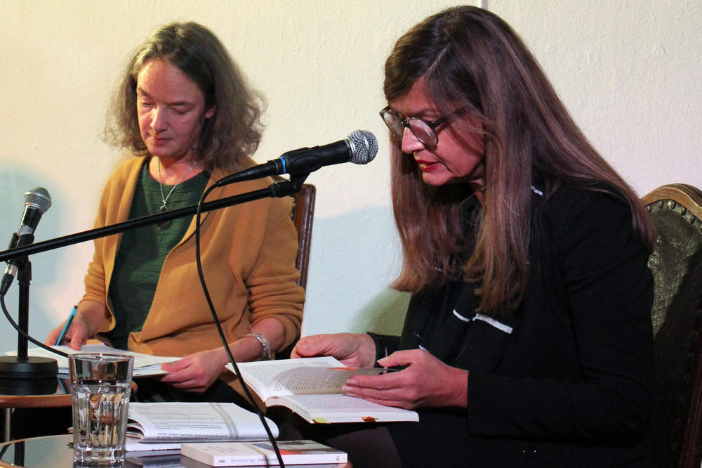 Sabine Gruber (rechts) las aus ihrem Roman „Über Nacht", links: Moderatorin Caroline Welsh