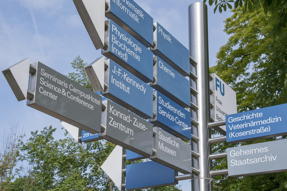 Wie geht es weiter nach dem Abitur? Im Rahmen des Orientierungsstudiums EinS@FU können Schulabgängerinnen und -abgänger ein Jahr lang Studienfächer ausprobieren.