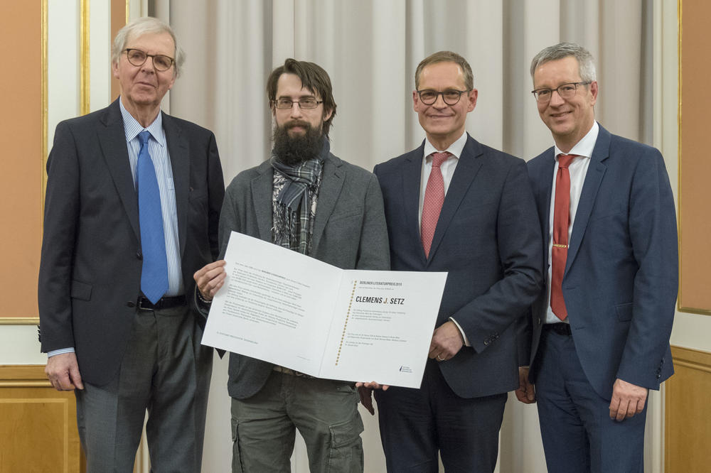 Mit dem Preisträger Clemens J. Setz (2. v. l.): Walter Rasch (l.), Vorstandsvors. Stiftung Preußische Seehandlung, Regierender Bürgermeister Michael Müller (2. v. r.), und Universitätspräsident Prof. Dr. Günter M. Ziegler