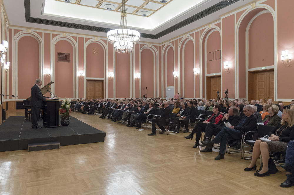 Der Berliner Literaturpreis wird traditionell im Roten Rathaus verliehen. Das Bild zeigt den Journalisten Jens Jessen, der im Namen von Walter Rasch für die Stiftung Preußische Seehandlung begrüßte.
