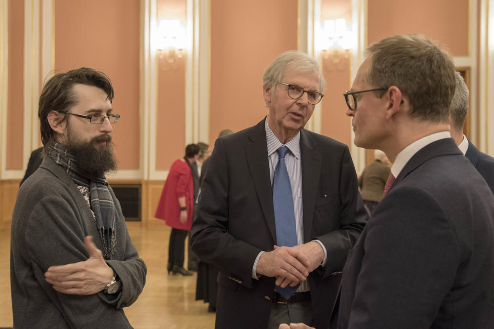 Walter Rasch (M.), im Gespräch mit Universitätspräsident G. M. Ziegler (verdeckt), dem Autor C. J. Setz (l.) und dem Regierenden Bürgermeister M. Müller, wurde an dem Abend als Vorstandsvorsitzender der Stiftung Preußische Seehandlung verabschiedet.