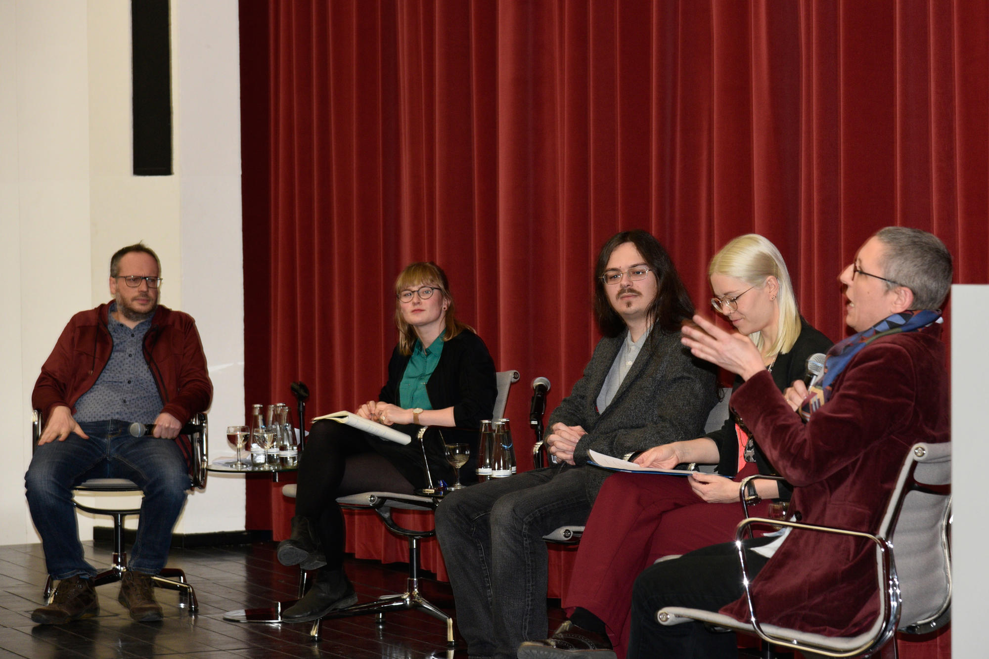 Zur Diskussion steht die Zukunft der EU. Von links: Benjamin Knight, Katja Sinko, Mikhail Zabotkin, Laura Bethke, Tanja Börzel.