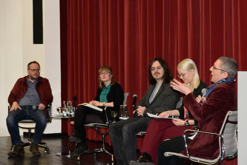 Zur Diskussion steht die Zukunft der EU. Von links: Benjamin Knight, Katja Sinko, Mikhail Zabotkin, Laura Bethke, Tanja Börzel.