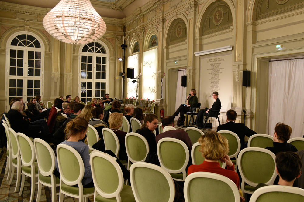 Etwa 30 Interessierte kamen in den opulenten Saal des Deutschen Theaters.