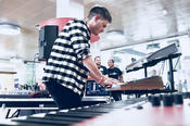 Musik kam von der Berliner Band MOM: Das sind der Keyboarder Konrad Janz ...