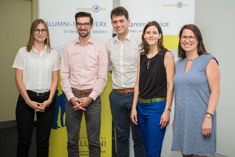 Teilten ihre Erfahrungen mit den Studierenden: Die Alumni Denise Kotulla, Nikolas Ott, Tobias Röcker, Victoria Rietig und Pauline Püschel (v.l.n.r.)