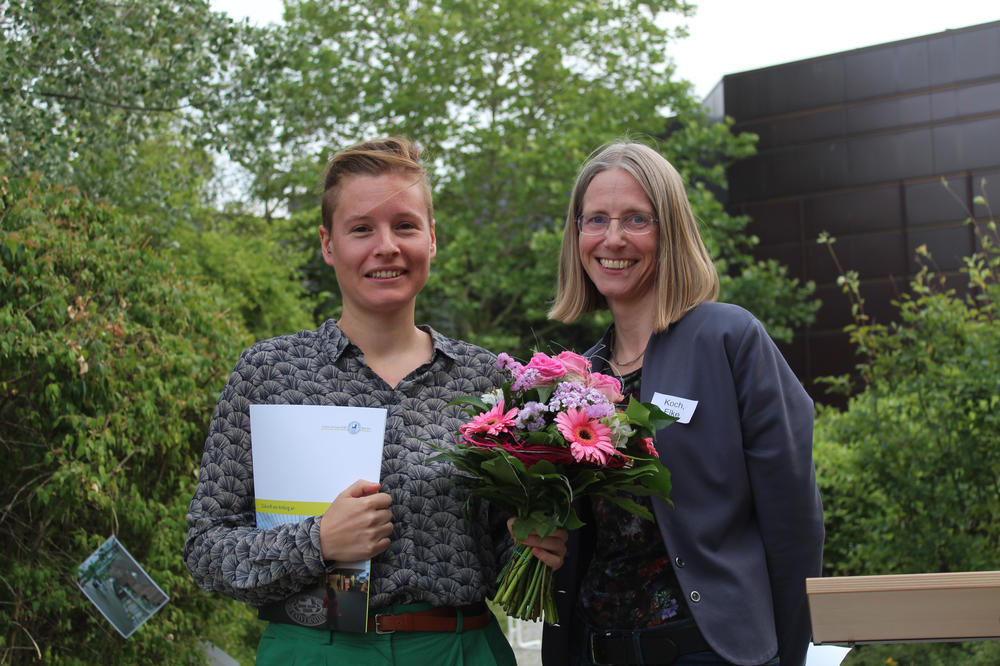Prof. Elke Koch überreichte den Preis an Laurel Braddock.