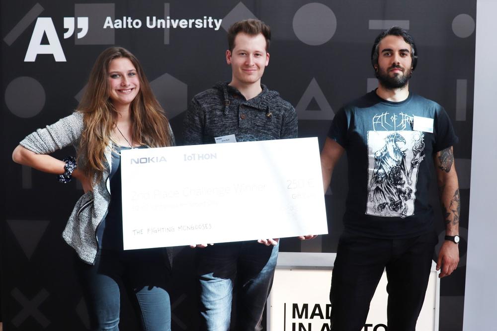 Die Studierenden Stephanie Hohenberg, Arne Rolf und Dor Cohen freuen sich über den zweiten Platz beim IoThon-Wttbewerb in Helsinki.