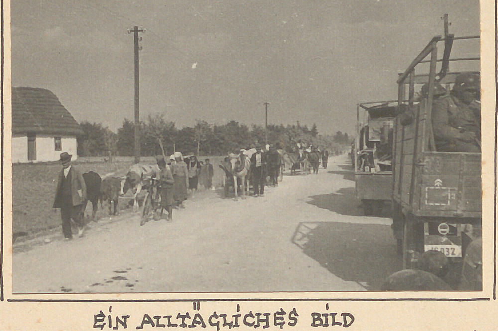 Eine Aufnahme vom 4. September 1939, Woldemar Tröbst hatte dazu vermerkt: „Ein alltägliches Bild Rechts die vormarschierende "Dritte." - Links: Flüchtlinge kehren in ihre Dörfer zurück.“