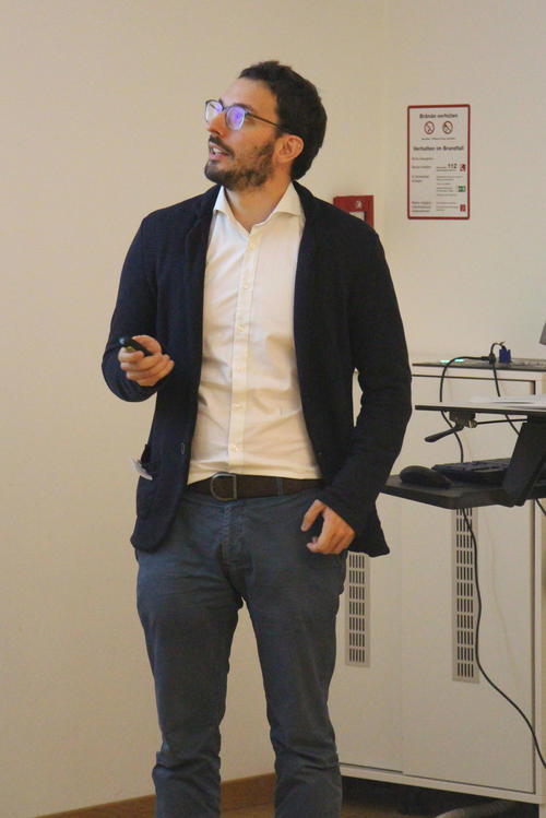 Paul Siller bei seinem Vortrag „Möglicher Austrag antibiotikaresistenter Bakterien in die Umwelt“. Der Doktorand hat das Symposium mitorganisiert.