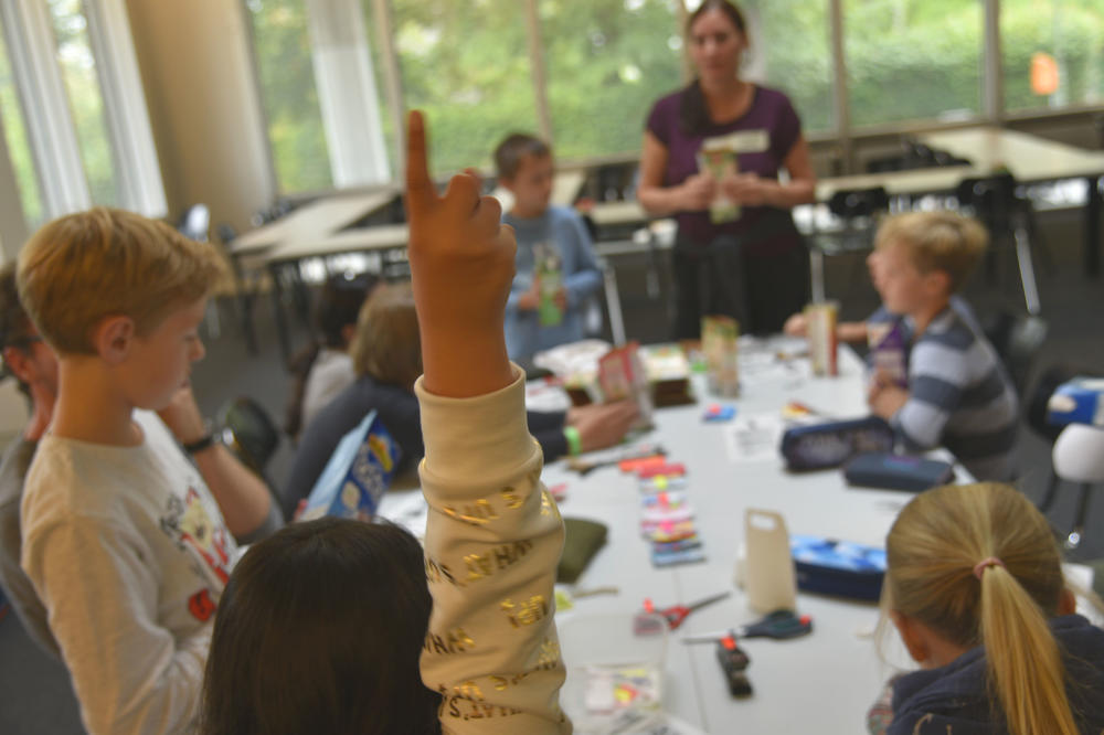 Im SchülerUni-Workshop „1, 2, 3. Aus Müll mach Allerlei“ wurde gebastelt: Portemonnaies aus Tetrapaks.