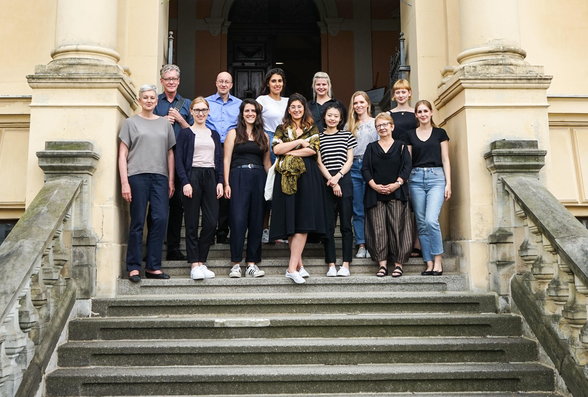Exkursionsabschluss: Dr. Elke Werner (l.), Prof. Dr. Klaus Krüger (dahinter), Dr. Roland Krischke (hintere Reihe, 2. v. l.) und Studentinnen des Seminars der Freien Universität Berlin mit Angelika Forster (2. v. r.) vom Lindenau-Museum..