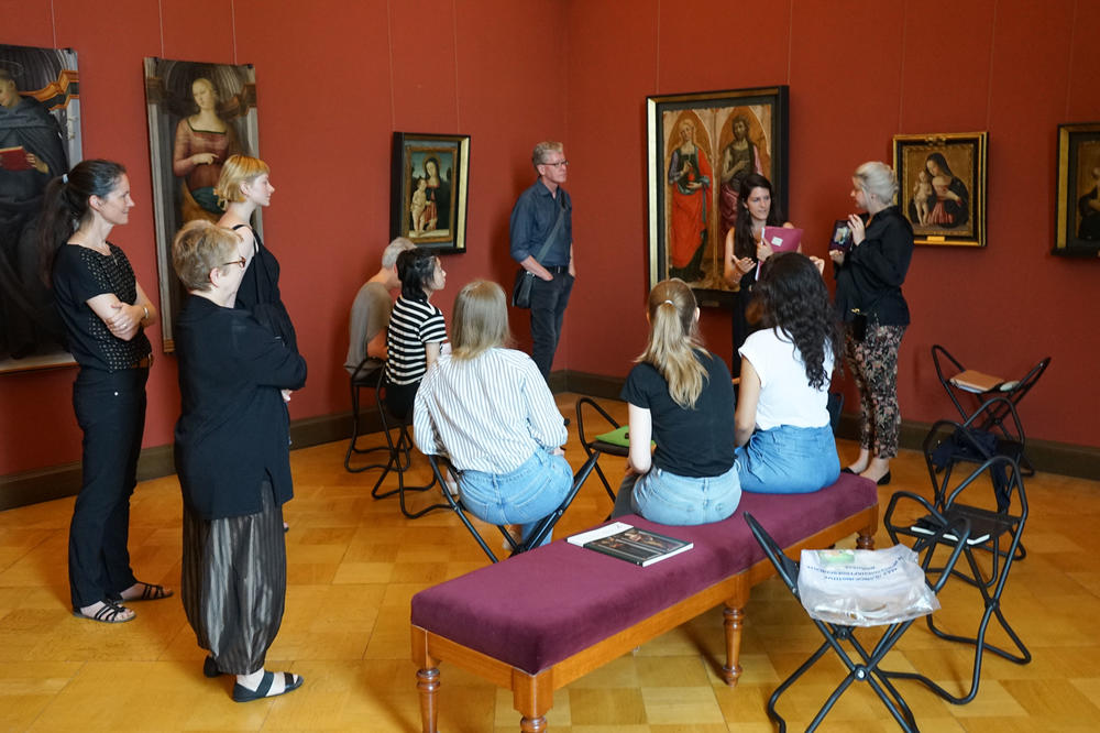 Welche Farbkonzepte unterstützen die Bildwirkung der Werke? Wie lässt sich die Sammlungsgeschichte des Museums in der Ausstellung reflektieren? Am Anfang der Kooperation standen viele Fragen. Das Bild zeigt die Studierenden im Lindenau-Museum.