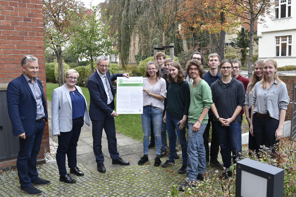 Studierende übergeben Universitätspräsident Professor Günter M. Ziegler (3. v. l.) einen Forderungskatalog. Links: Andreas Wanke, Leiter Stabsstelle Nachhaltigkeit & Energie, und Vizepräsidentin Professorin Verena Blechinger-Talcott (2. v. l.).