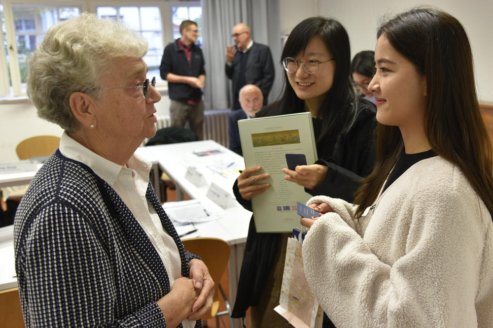 Zhang Yuqing (M.) und Wang Shaofei (r.) sind die Trägerinnen eines neuen Stipendiums, das die Historikerin und Politologin Kerstin Leitner (l.) gestiftet hat. Die Alumna von der Freien Universität hat lange für die UN gearbeitet, auch in China.