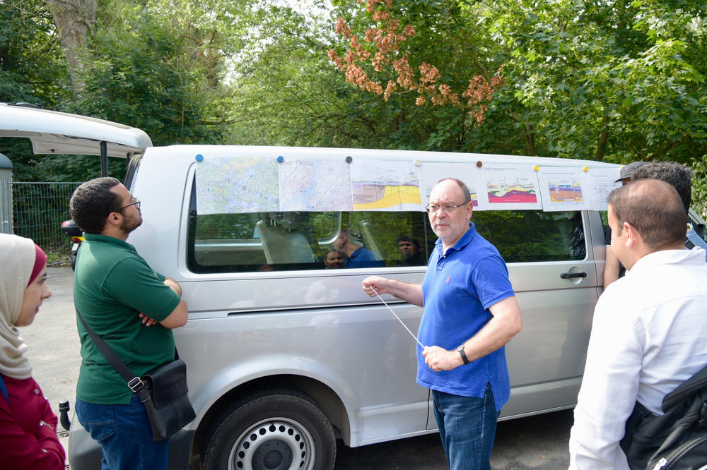 Ad-hoc-Lehre im Grunewald: Landkarten, Diagramme und geologische Profile werden kurzerhand mit Magneten am universitätseigenen Kleinbus befestigt.