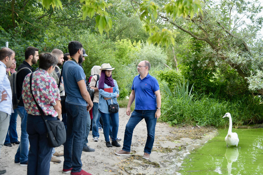Professor Michael Schneider (rechts) erklärt, wie Berlin ans Trinkwasser kommt. Da lauschen sogar die Wasservögel.
