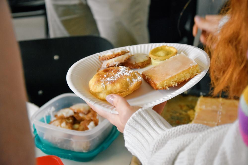 Apfelküchlein und Zitronenkuchen im Seminar für mittelalterliche Geschichte.