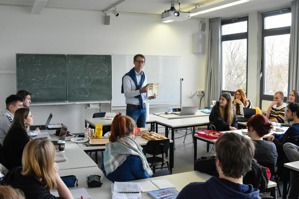 Der Historiker Thomas Ertl (Bildmitte) untersucht mit den Studierenden, wie „Game of Thrones“ mit historischen Anspielungen den Eindruck von Mittelalterlichkeit erzeugt.