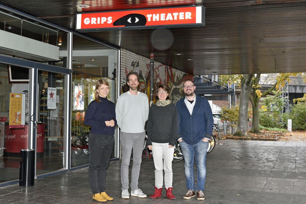 Begleiten den kooperativen Workshop im GRIPS-Theater (von links): Friederike Lorenz (Sozialpädagogik), Marcel Kabaum (Grundschullehramt), Anna-Sophia Fritsche (GRIPS-Theater) und Maksim Hübenthal (Sozialpädagogik).