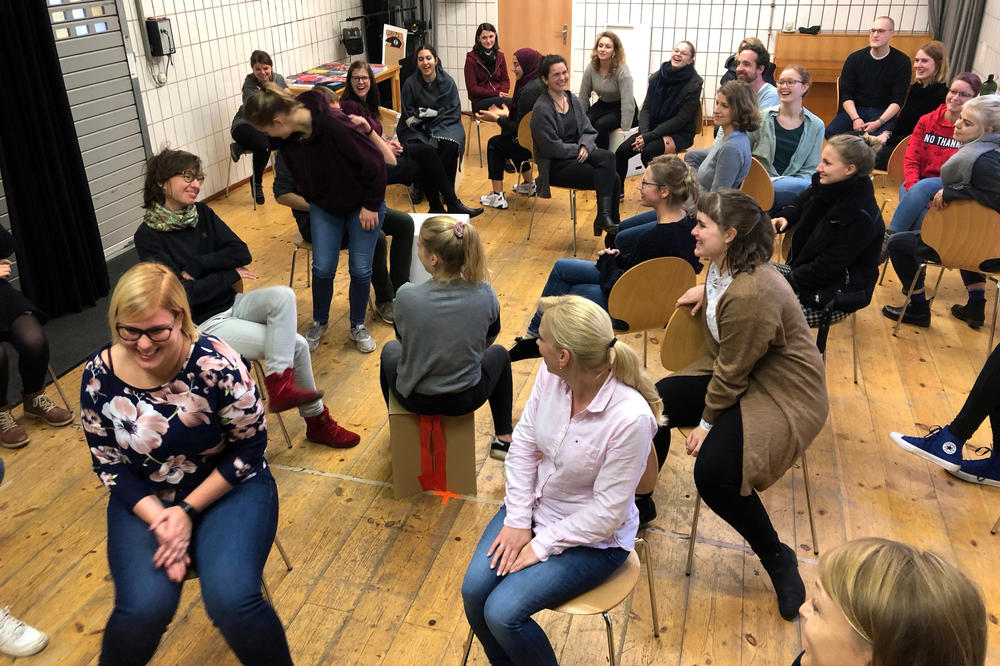 Bäumchen, wechsle dich: Studierende des Grundschullehramtes und der Sozialpädagogik beim Projekttag am GRIPS-Theater.