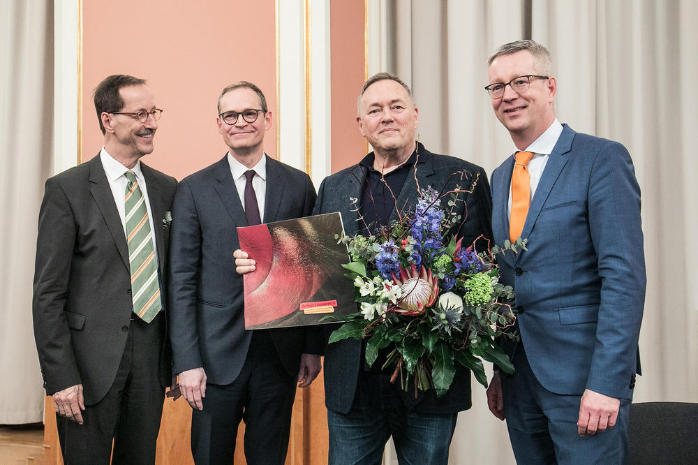 Überreichung des Berliner Literaturpreises 2020 (v.l.n.r.): Hans Gerhard Hannesen (Stiftung Preußische Seehandlung), Michael Müller (Regierender Bürgermeister), Thomas Meinecke und Professor Günter M. Ziegler (Präsident der Freien Universität).