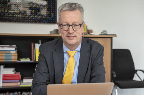 Nach dem Homeoffice wieder im Büro in der Kaiserswerther Straße: Universitätspräsident Prof. Dr. Günter M. Ziegler