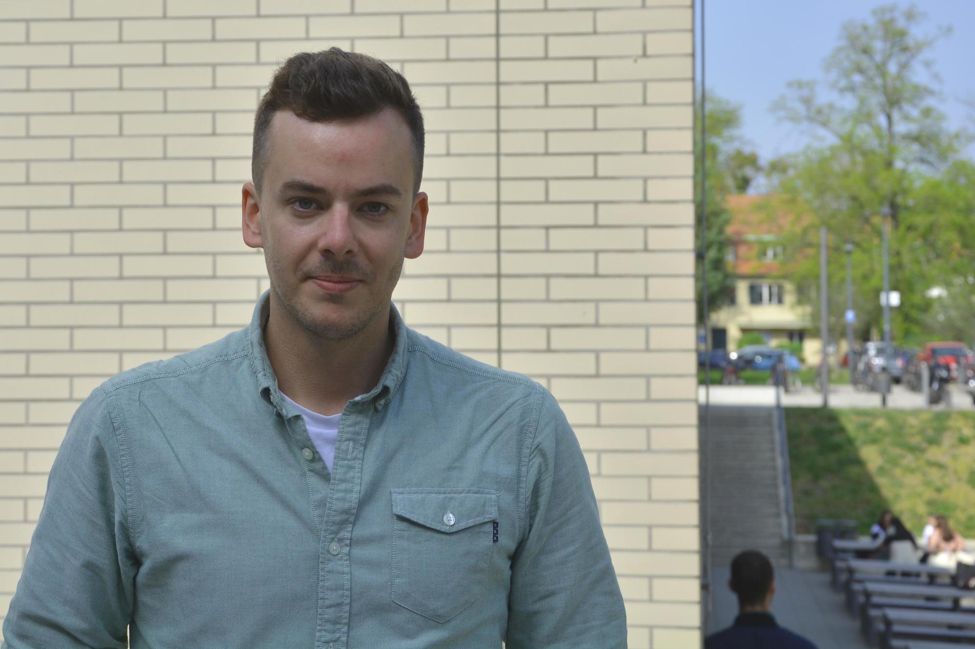 Reale Begegnungen haben etwas für sich: Lukas Stoll, Wissenschaftlicher Mitarbeiter am Fachbereich Rechtswissenschaft, auf dem Campus.