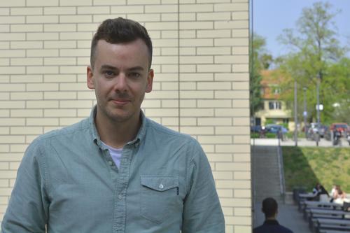 Reale Begegnungen haben etwas für sich: Lukas Stoll, Wissenschaftlicher Mitarbeiter am Fachbereich Rechtswissenschaft, auf dem Campus.