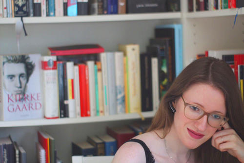Victoria Mummelthei am „heimischen Schreibtisch“. Von dort aus hat sie verschiedene Formen der digitalen Kommunikation für ihre Seminare getestet. Inspiriert wurde sie dabei auch durch beratende Veranstaltungen von SUPPORT für die Lehre.