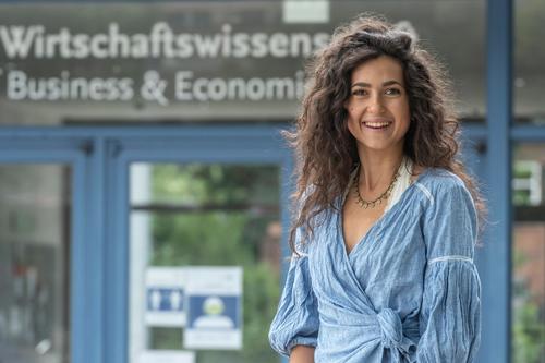 Freut sich, wenn auf dem Campus wieder Leben ist: Masterstudentin Daniela Radanovych vor dem Gebäude des Fachbereichs Wirtschaftswissenschaft.