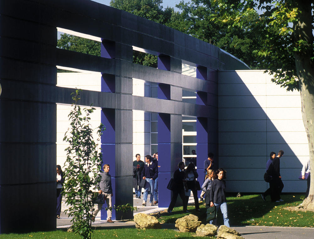 Die Studierenden verbringen zwei Semester an der HEC in Paris (Foto), anschließend kommen sie als gemeinsamer Jahrgang an die Freie Universität Berlin.