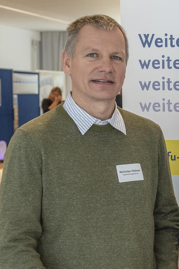Nicholas Hübner ist kommissarischer Leiter des Weiterbildungszentrums. Das Foto zeigt ihn auf dem Gesundheitstag der Freien Universität im September 2019.