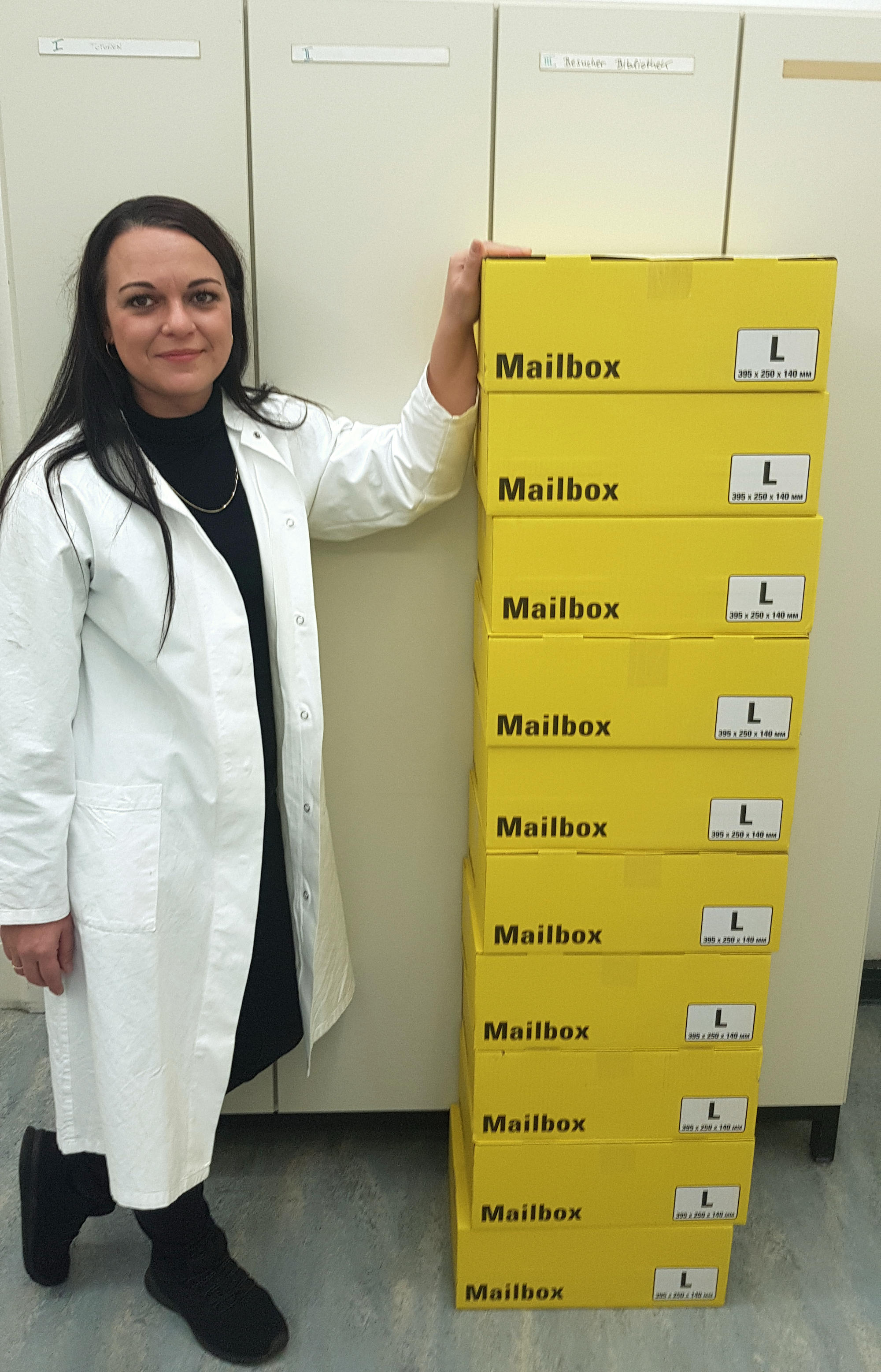 Durch Experimente werden Naturwissenschaften erst spannend, findet die Biologin Vivien Lortzing. Deshalb hat sie vor ihrem NATürlich-Seminar Pakete gepackt.