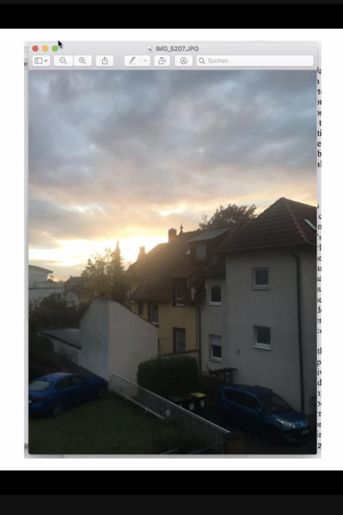 Was bedeuten die Dächer von Bergen-Enkheim? Nicht alles müsse ein Zeichen sein, empfiehlt Wolfram Lotz der Gastprofessorin, die derzeit Stadtschreiberin in dem Frankfurter Stadtteil ist.