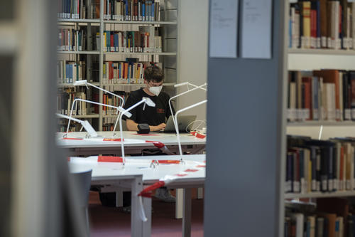 Allein in der Bibliothek – für viele Studierenden gehörte das zum Alltag während der Pandemiemaßnahmen.