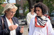 Prof. Christa Thöne-Reineke (links) im Gespräch mit Armaghan Naghipour (parteilos), Staatssekretärin für Wissenschaft, Forschung und Gleichstellung (rechts)
