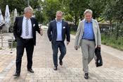 Prof. Rösler (links) mit Stephan Standfuß, stellvertretender Vorsitzender der CDU-Fraktion im Berliner Abgeordnetenhaus, und Christian Grunewald von der Senatsverwaltung für Wissenschaft, Gesundheit, Pflege und Gleichstellung