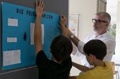 Zum Abschluss des Pilotlaufs präsentierten Grundschüler*innen ihre Ergebnisse im Gebäude der Pflanzenphysiologie.
