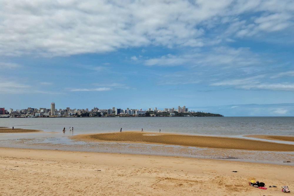 Südlicher Blick auf die Skyline von Maputo aus dem Ort Catembe. Eine Gruppe von Azubis reiste jährlich in die mosambikanische Hauptstadt, um dort beim Aufbau von IT-Systemen in Bildungseinrichtungen zu helfen.