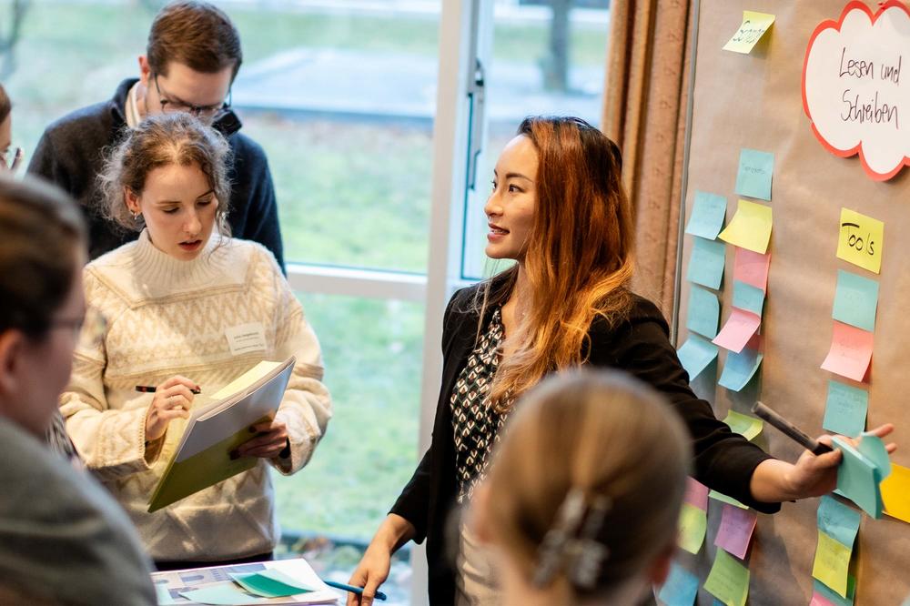 60 Promovierende waren Ende 2024 im englischsprachigen Programm und im Anschluss 60 Promovierende im deutschsprachigen Programm für jeweils zwei Tage im Seminaris SeeHotel in Potsdam.