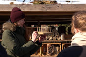 Biodiversitätsmanagerin Rebecca Rongstock zeigt den Gästen, wie Insektenvielfalt auf dem Campus gefördert wird.