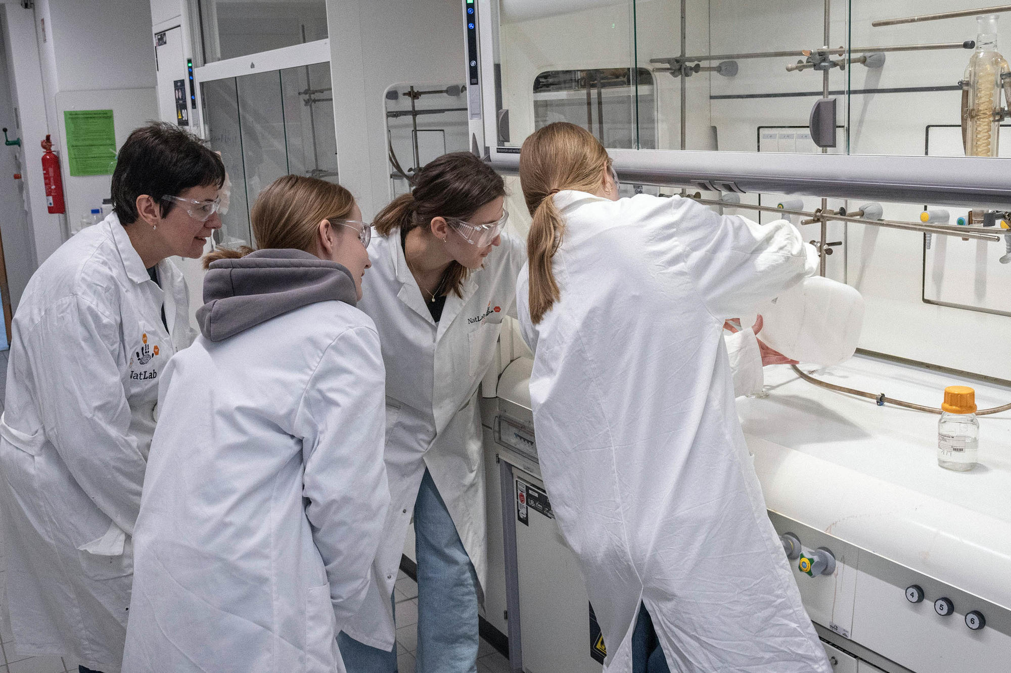 Jetzt langsam die Natronlauge zugeben: Marei Zylka (dritte von links), Lehramtsstudentin in den Fächern Chemie und Physik, leitete einen Workshop an, bei dem Teilnehmende selbst synthetisches Indigo herstellen konnten.